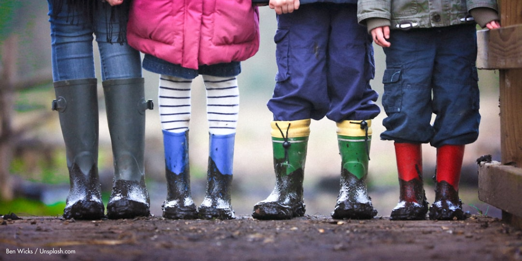 Kinder auf dem Schulweg