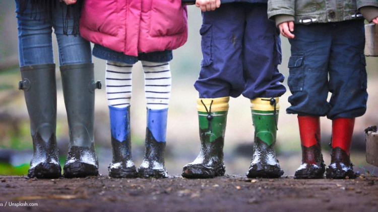 Kinder auf dem Schulweg